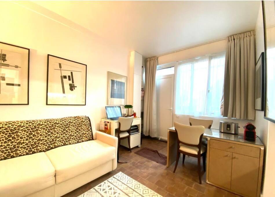 Tres Joli Studio En Plein Coeur Du 11Eme Parigi Esterno foto